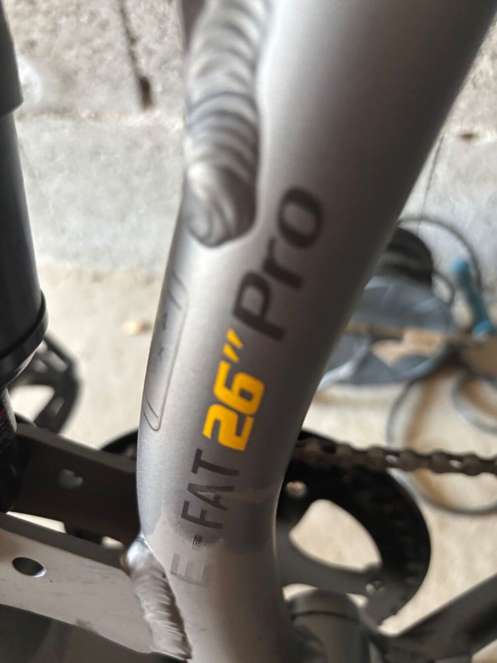 tr&egrave;s beau VTT &eacute;lectrique 26 pouces avec roues de 24 Vélos
