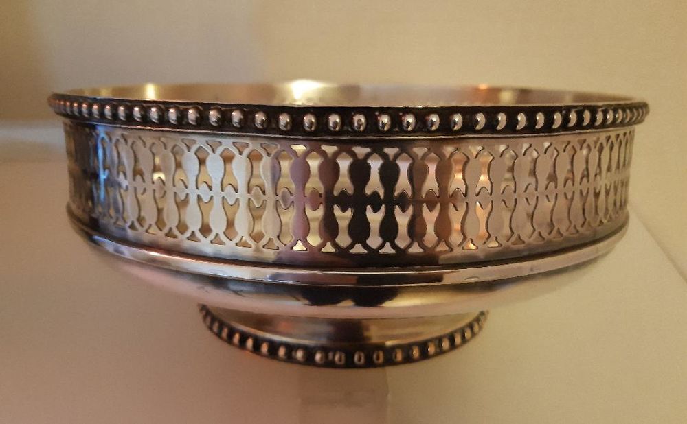 Coupe en m&eacute;tal argent&eacute; ajour&eacute; Décoration