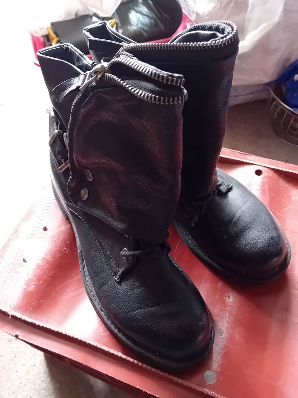 Plus de 80 Paires de Chaussures, Bottes,etc... Chaussures