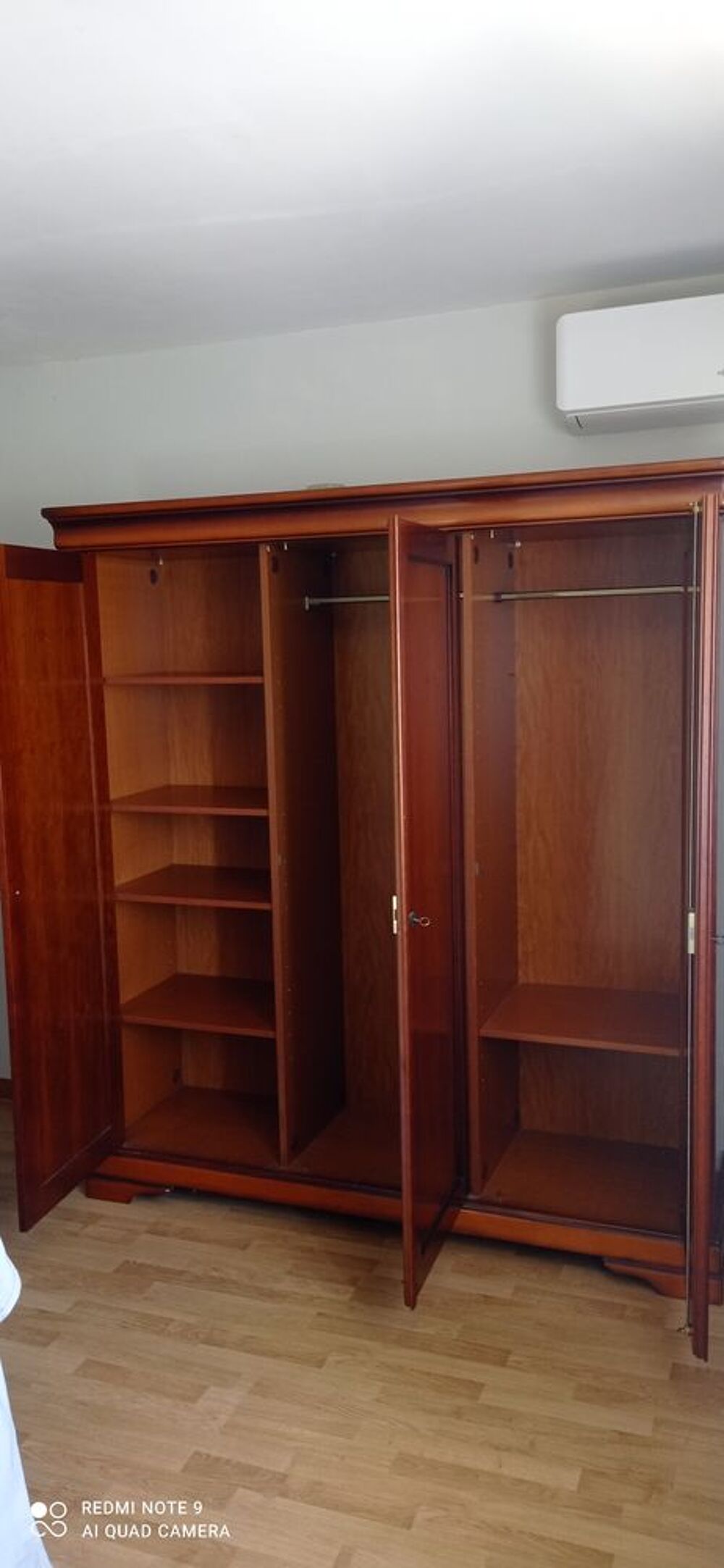  armoire 3 portes 
Meubles