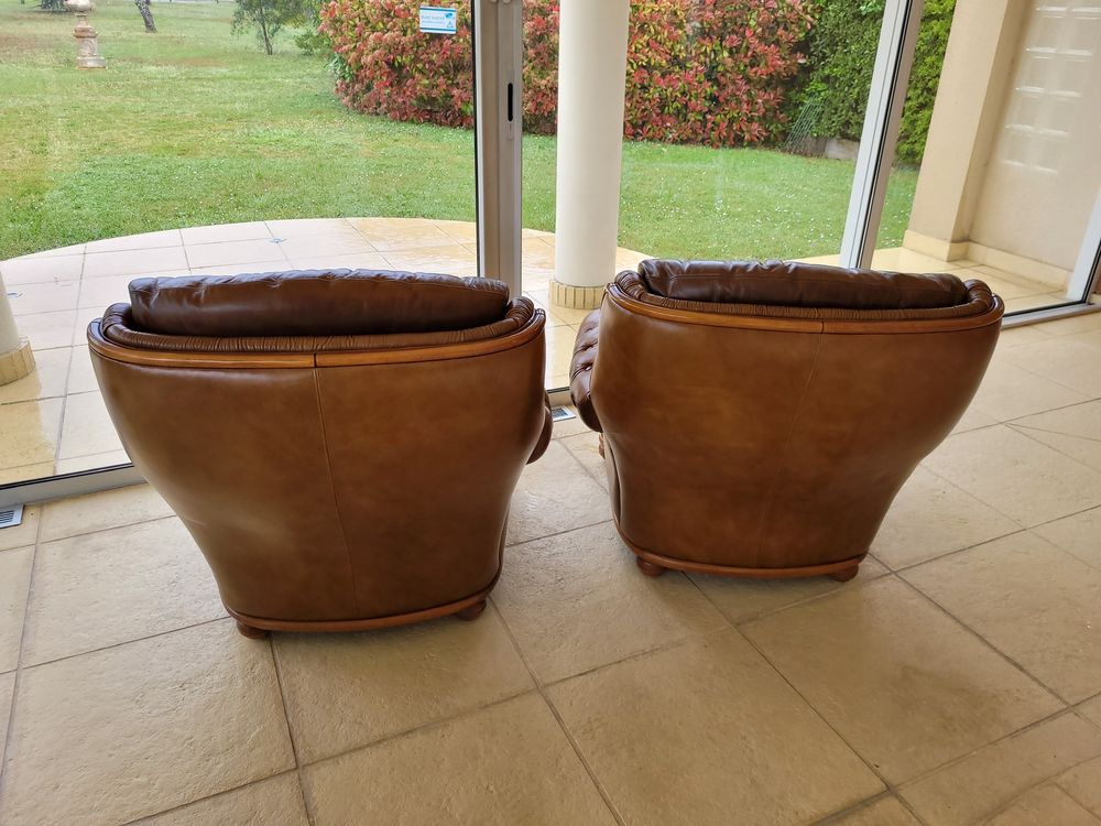 2 beaux fauteuils cuir type Chesterfield. Meubles
