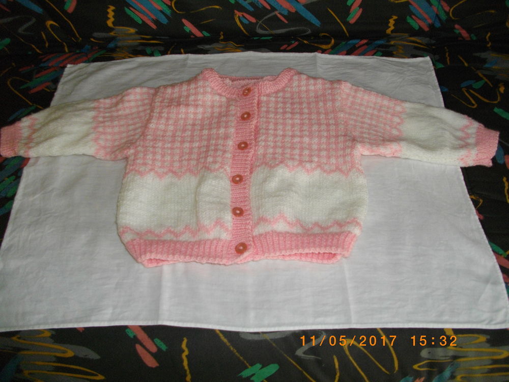 ROBE ET VESTE EN LAINE BLANCHE ET ROSE Vêtements enfants