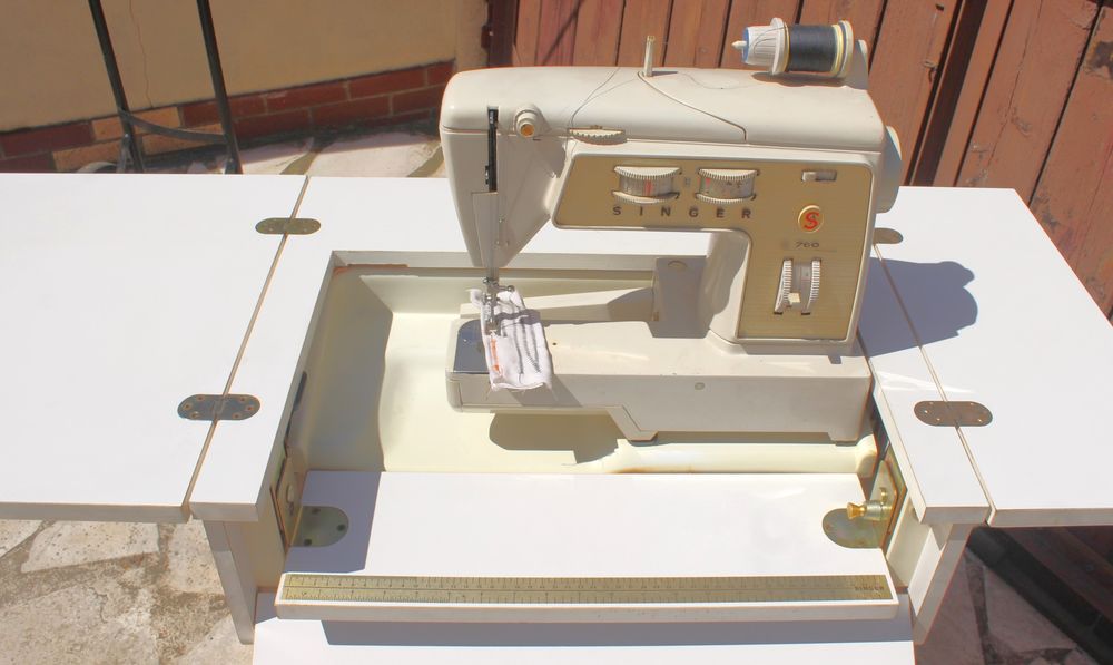 Machine &agrave; coudre et &agrave; broder Meubles