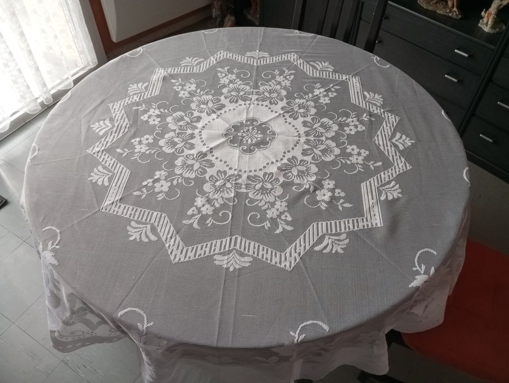 grande nappe ronde dentelle blanche Décoration