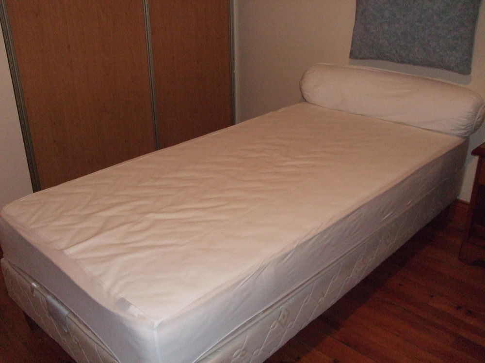  sommier sur pieds avec matelas 90 cm Meubles
