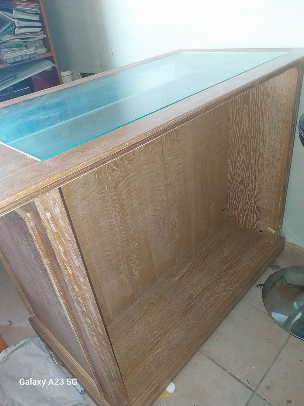 Vitrine en bois avec plateau en verre Meubles