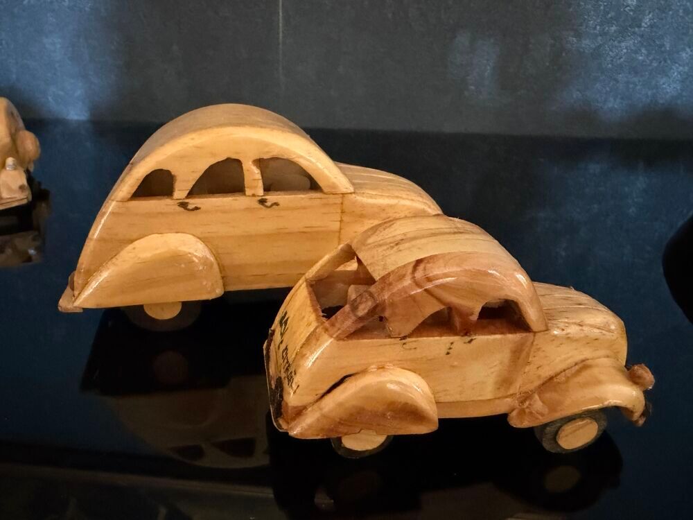 Lot de 30 miniatures de 2CV en bois sculpt&eacute;, fabrication art Décoration
