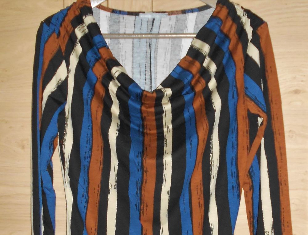 Haut noir ray&eacute; multicolore col b&eacute;nitier " 3 Suisses " T 40 Vêtements
