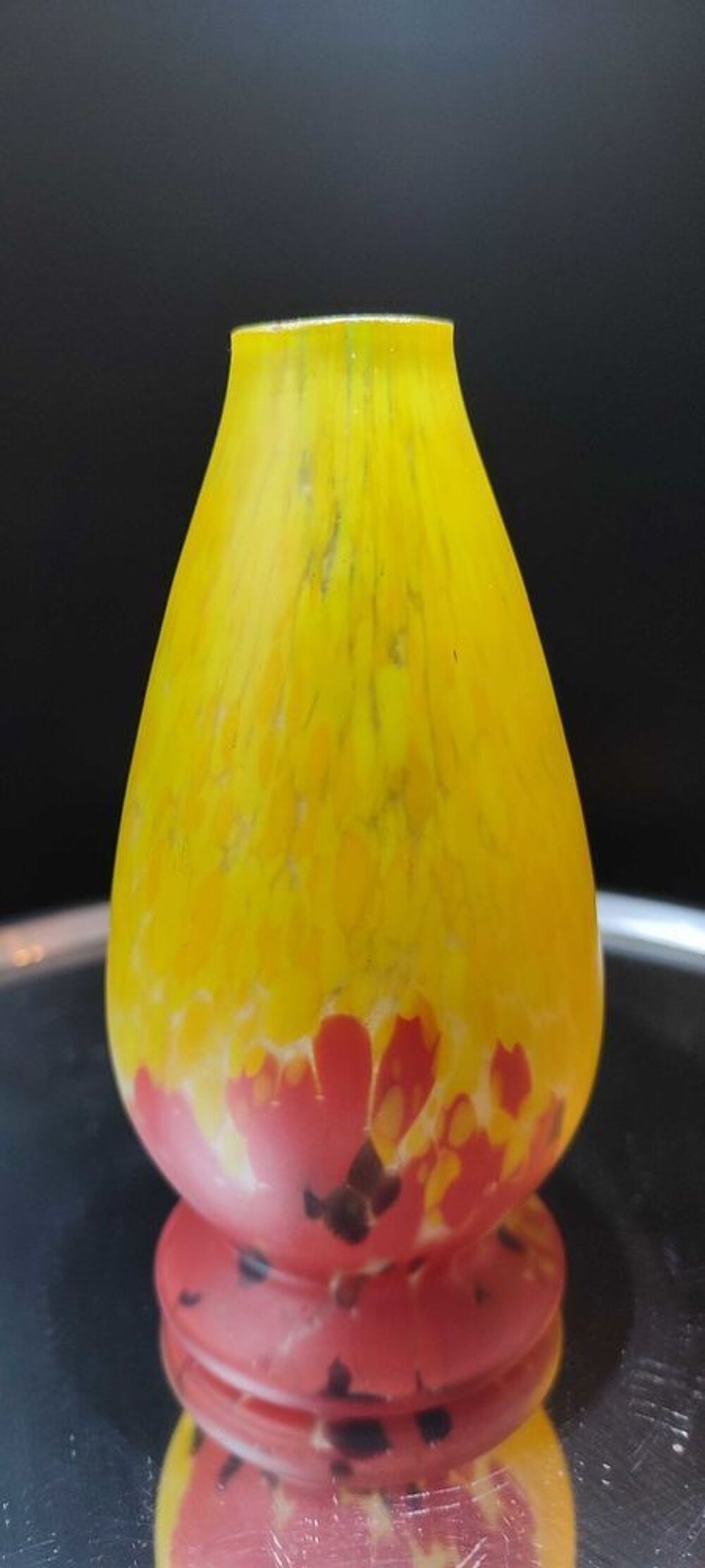 Vase forme galb&eacute;e en pate de verre 