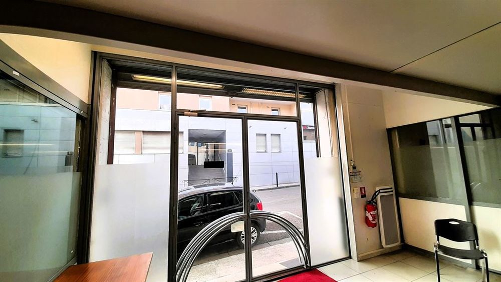   LOCAL COMMERCIAL 125 M² POUR TOUTES ACTIVITES COMMERCIALES, LIBERALES, ARTISANAT OU STOCKAGE Nimes