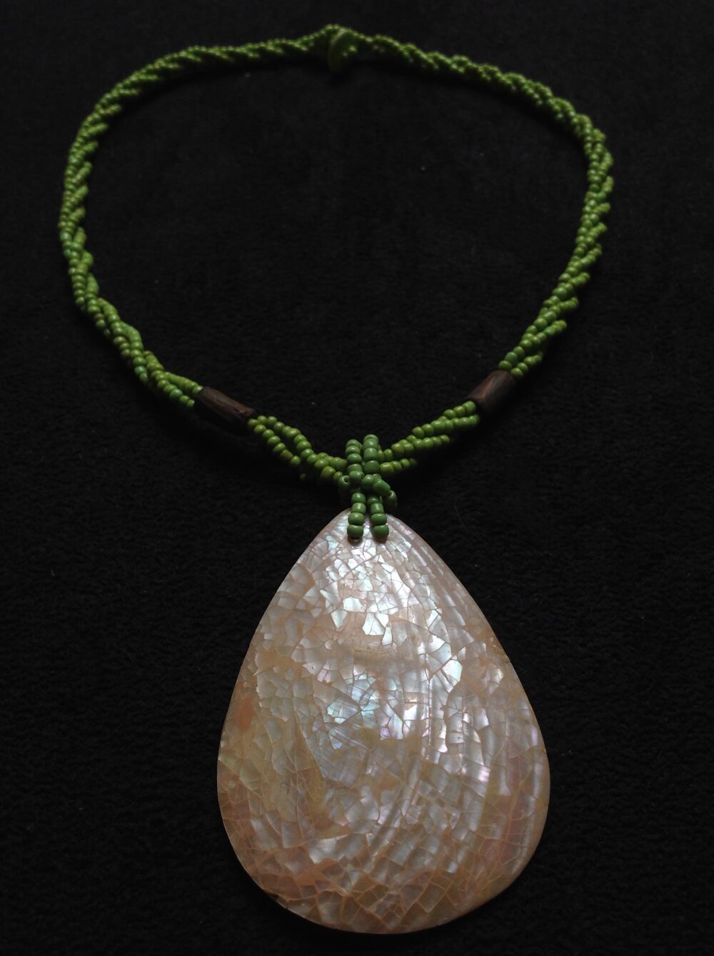 COLLIER PERLES VERTES BOIS &amp; PENDENTIF NACRE Envoi Possible
Bijoux et montres