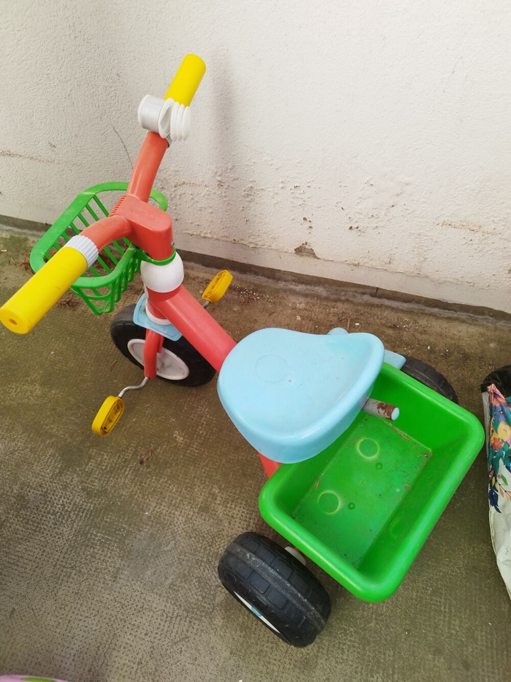 LOT JOUETS (2 v&eacute;lo+1 poussette) Jeux / jouets