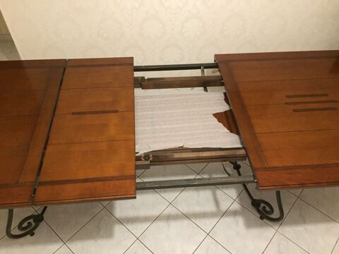 Table de salle à manger 
avec six chaises et coussins. Le Grau-du-Roi (30)