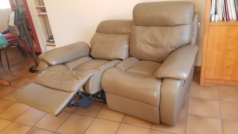 Canap&eacute; cuir beige Jambes relevables &eacute;lectrique 2 places Meubles