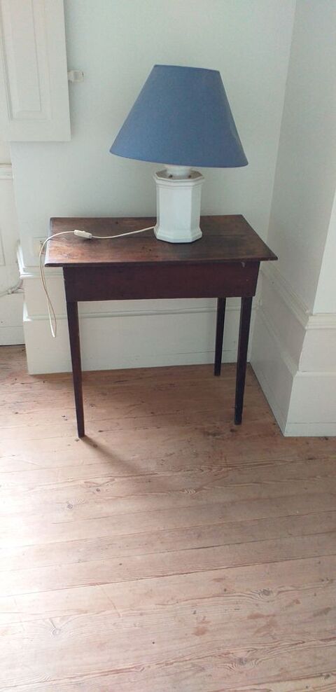 Petite table bois ancienne avec lampe
50 Agen (47)