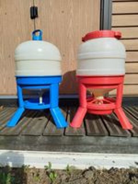   2 distributeurs  eau et graines pour poules en bon �tat. 