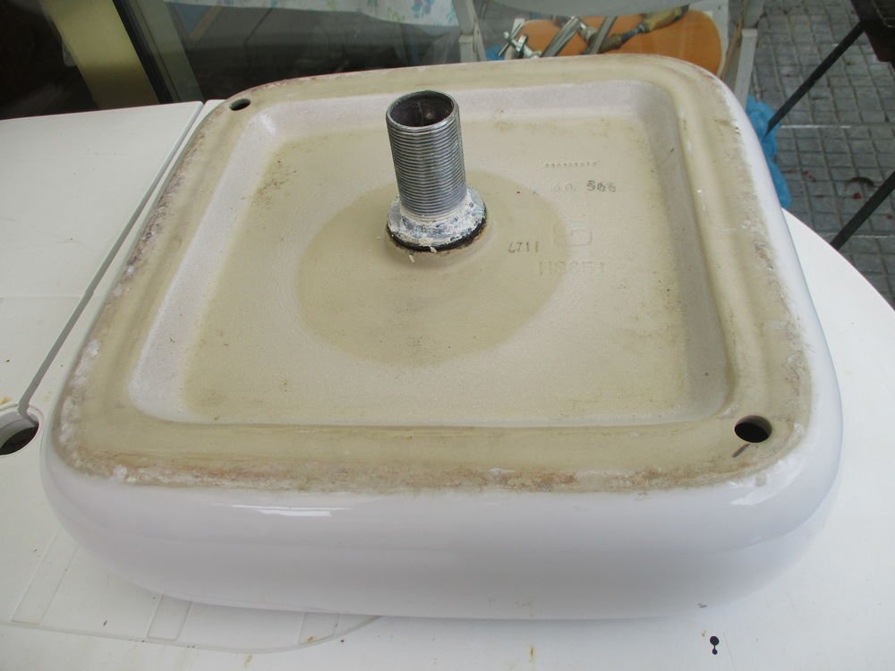 Lavabo ou vasque carr&eacute; aux bords arrondis en tr&egrave;s bon &eacute;tat Bricolage