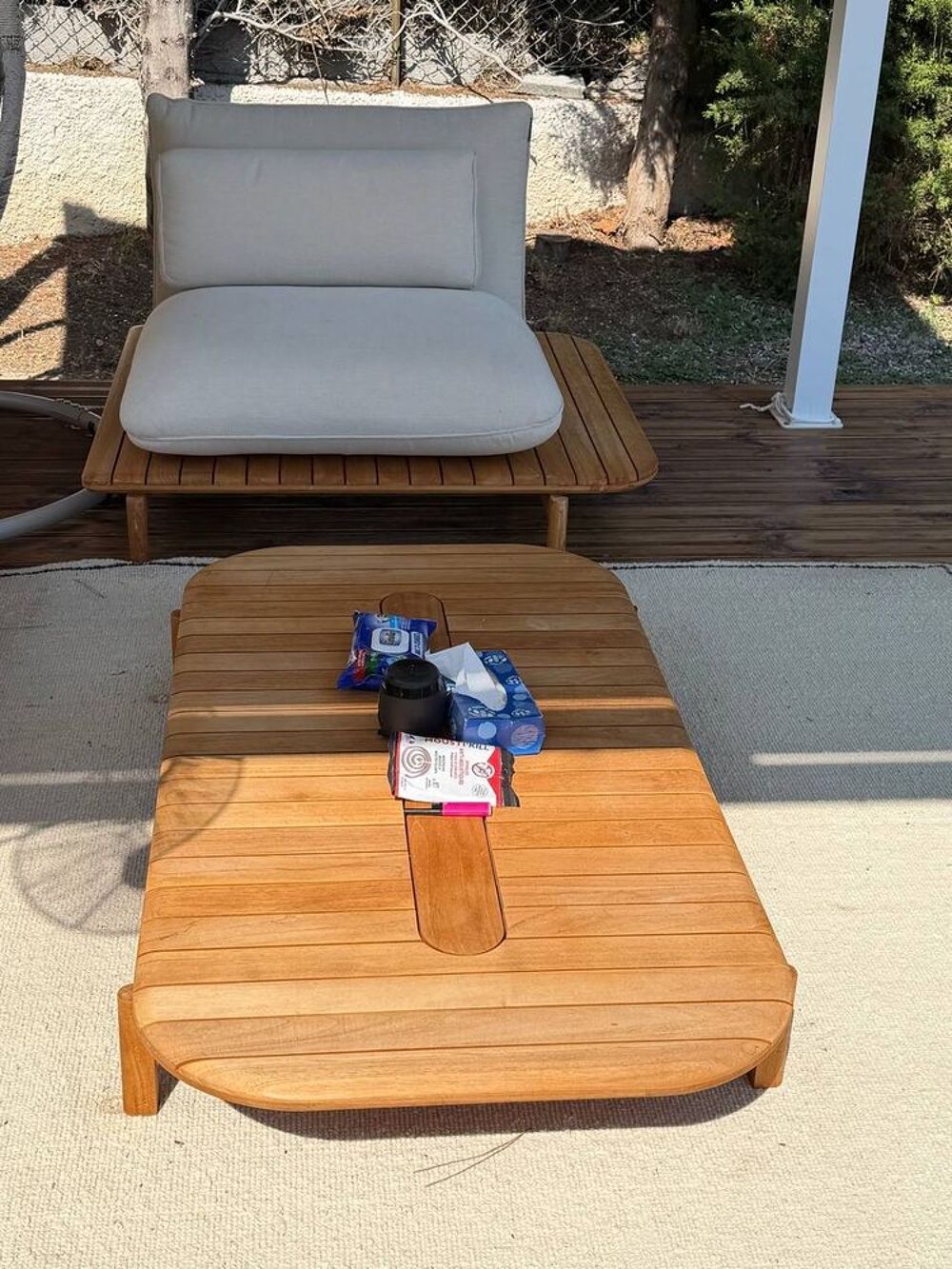 Mobilier d'ext&eacute;rieur : canap&eacute;, fauteuil et table. Jardin