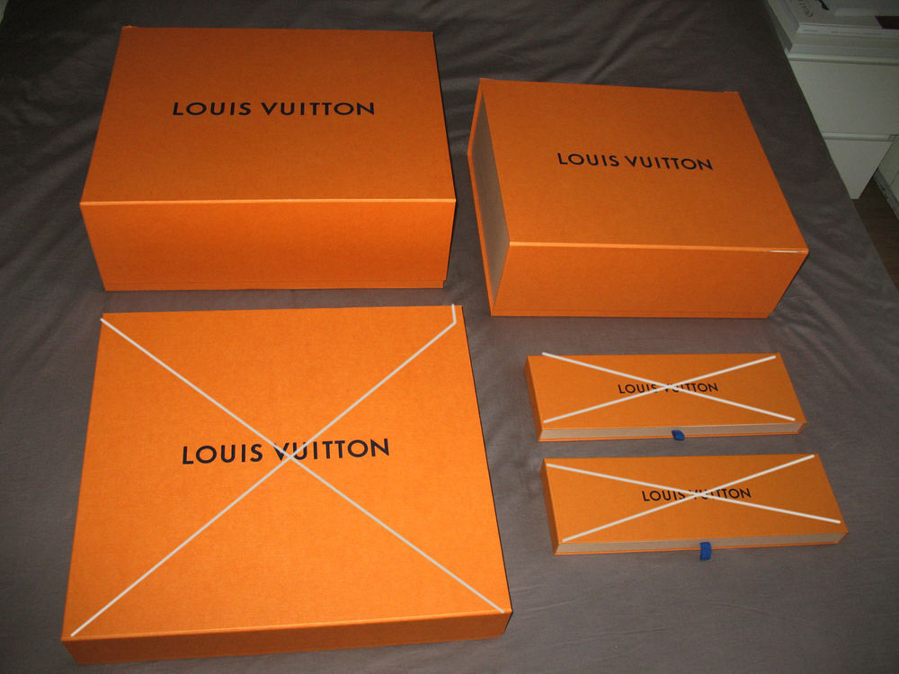 2 BOITES LOUIS VUITTON AUTHENTIQUES
Maroquinerie