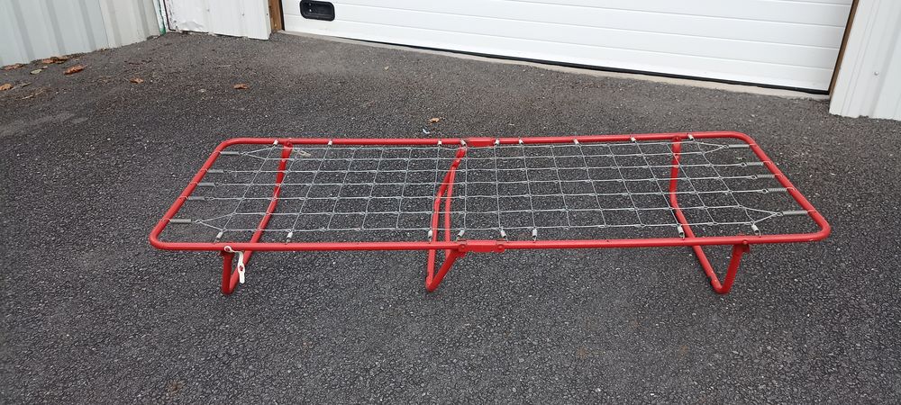 LIT PLIANT D'APPOINT EN FER ROUGE Meubles