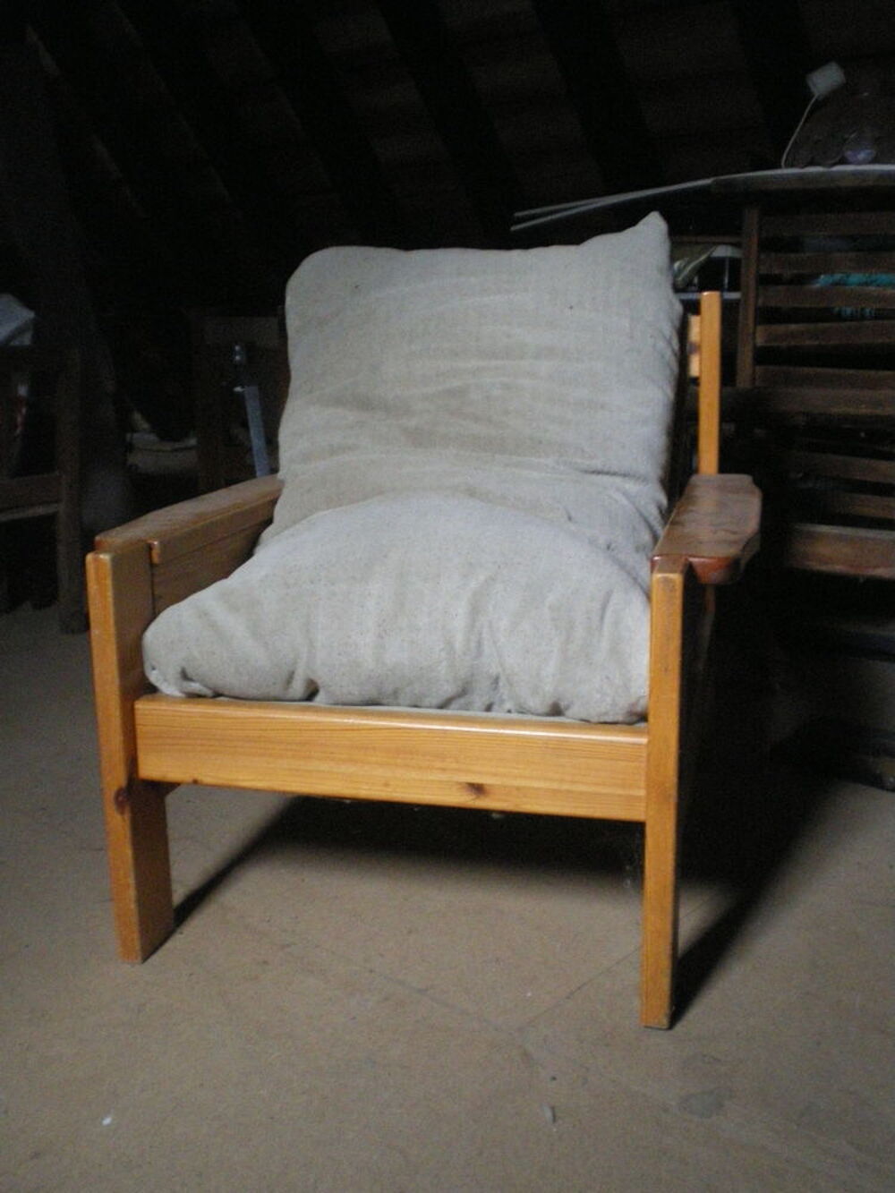 fauteuils bois etcoussins en tissus Meubles