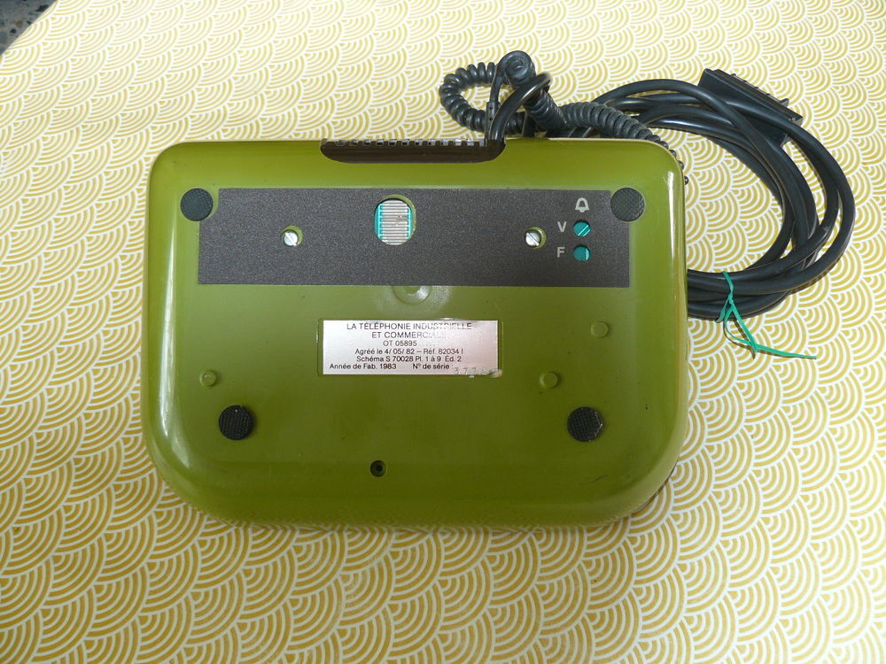 T&eacute;l&eacute;phone fixe vintage Alcatel vert kaki 