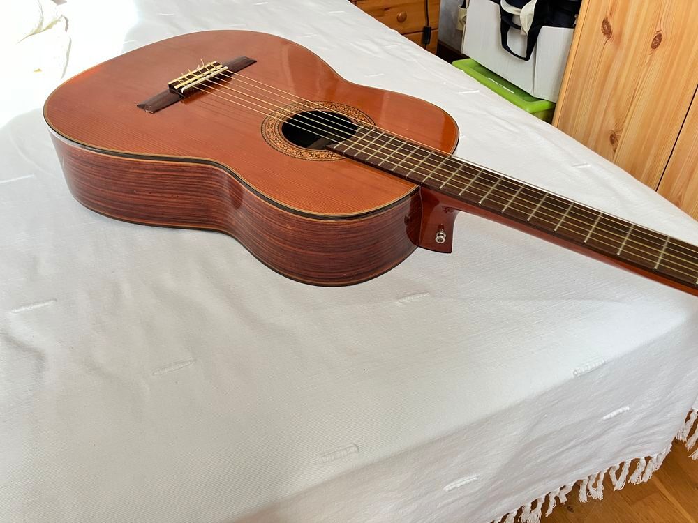 Guitare classique, tr&egrave;s peu utilis&eacute;e, ann&eacute;es 80, comme neuve Instruments de musique