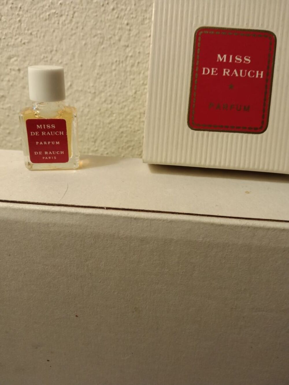 Adorable ancienne miniature parfum Miss de Rauch . 