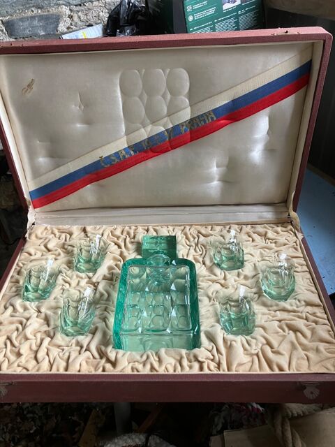 Coffret carafe et verres en verre vert avec écrin 200 Erbray (44)