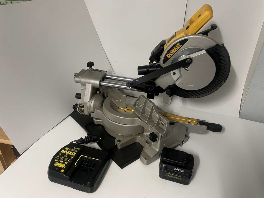   SCIE A ONGLET DEWALT 24 VOLT JAMAIS UTILISER 
PLUS UNE LAME  