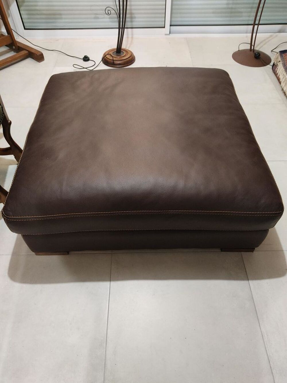 Pouf en cuir marron
Meubles