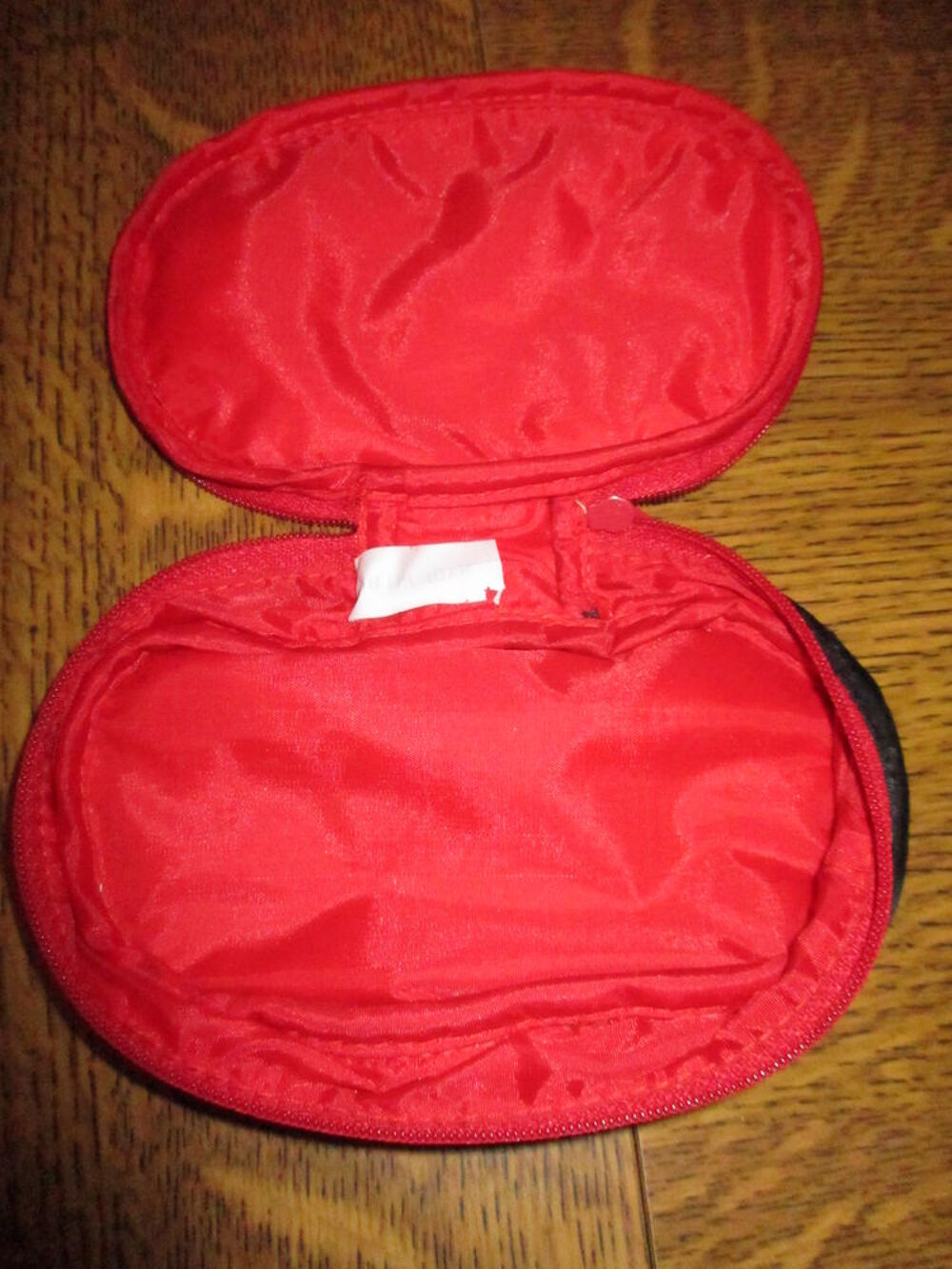 trousse rouge matelass&eacute;e avec fermeture &eacute;clair neuve Maroquinerie
