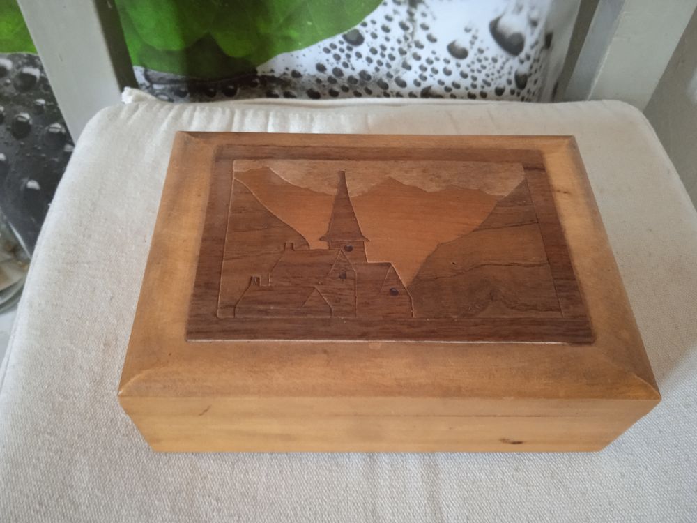 Boite en bois
Village du Jura
Excellent etat Bricolage