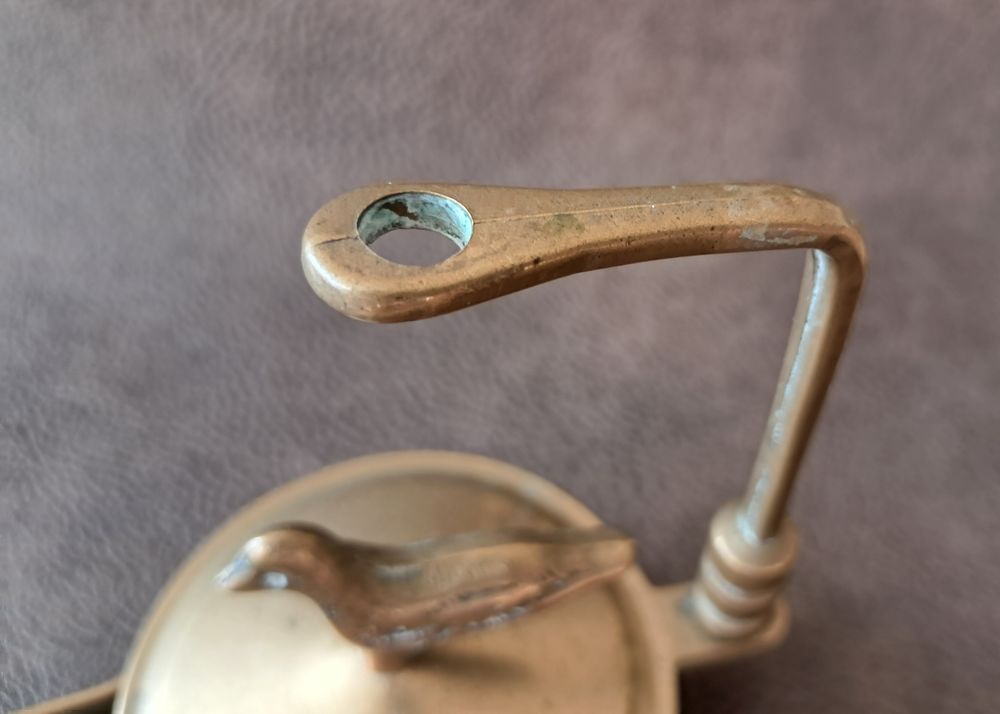 lampe &agrave; huile en laiton surmont&eacute;e d'un oiseau 
Décoration