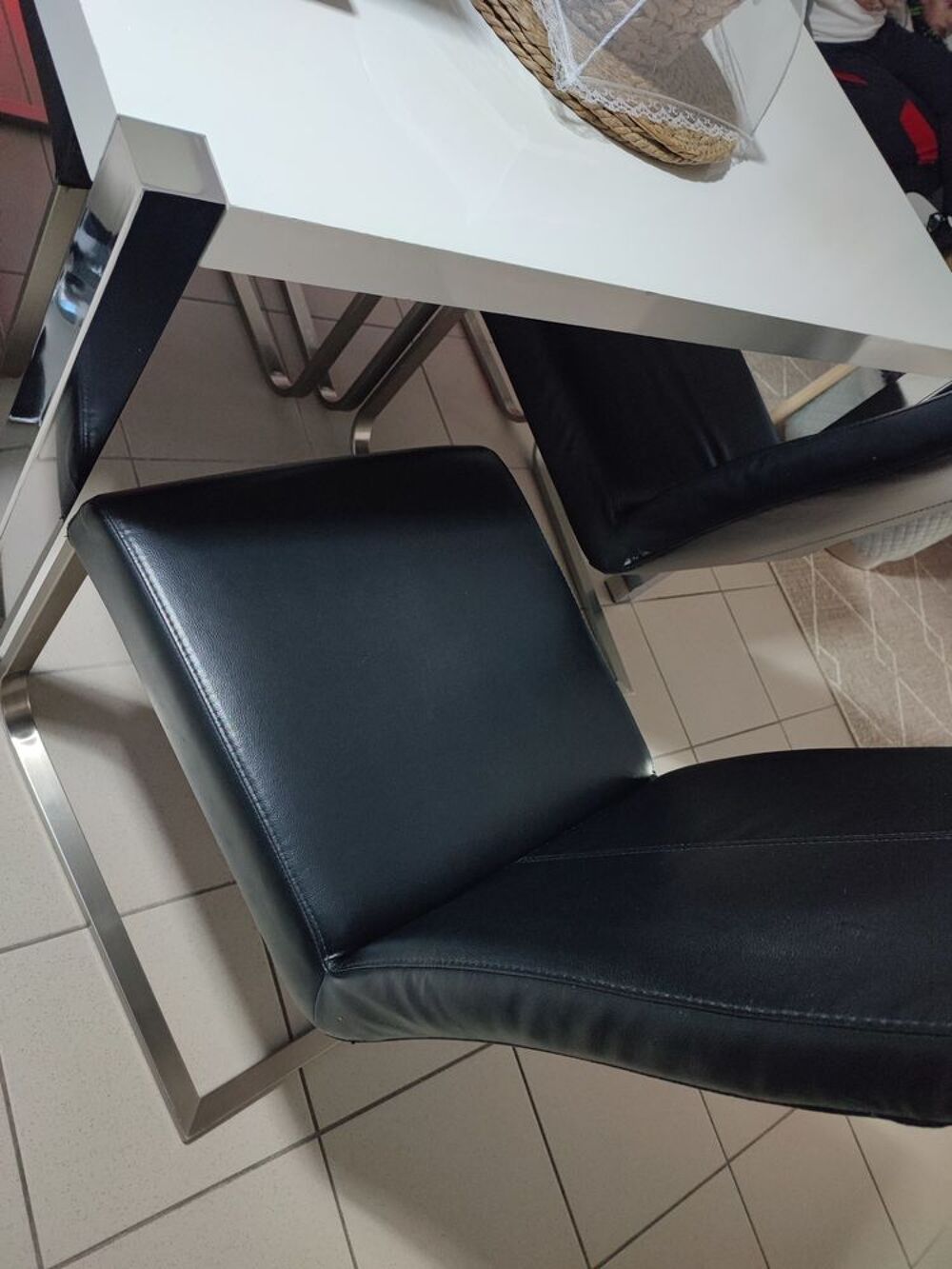 Table laqu&eacute; blanc et chaises Meubles