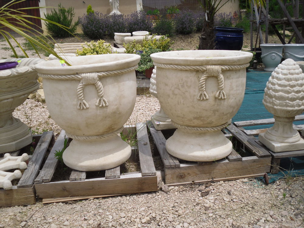 STATUES DE JARDIN / PHOTINIA 7,50 e / POTERIES , FONTAINES Jardin