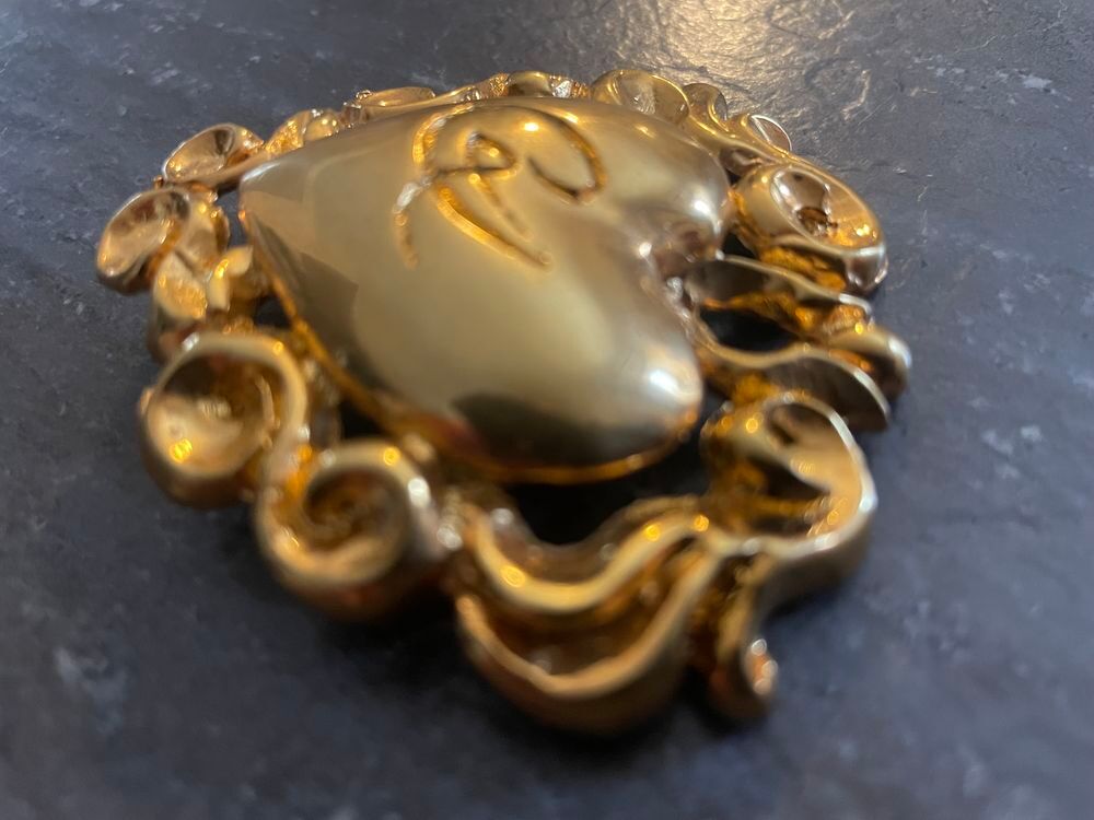 Broche coeur CL dor&eacute;e arabesque Christian LACROIX Bijoux et montres