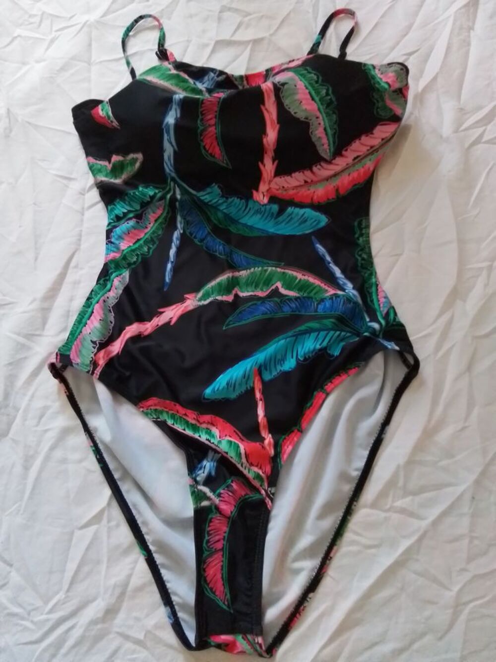 Maillot de bain 1 pi&egrave;ce avec Motif tropical &amp; decoupe dos
Vêtements