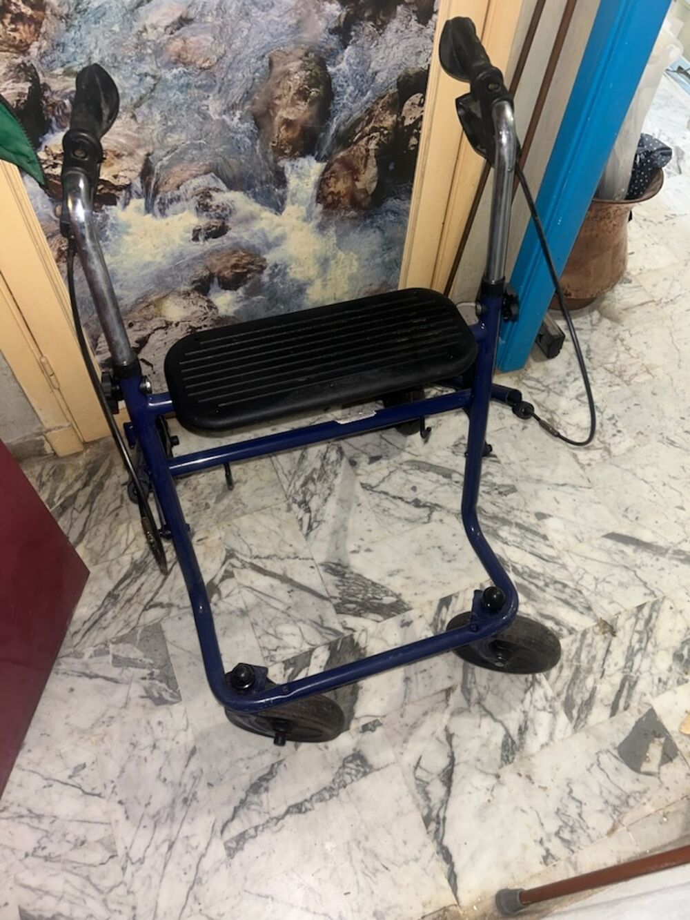 D&eacute;ambulateur &agrave; roulettes avec assise Sports
