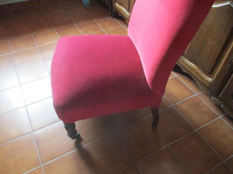Fauteuil  style    crapaud   tissu rouge 50 Le Luc (83)