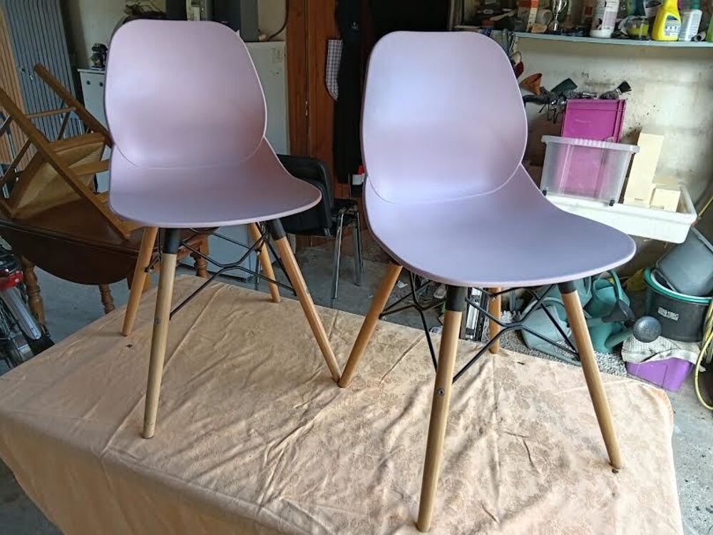 2 CHAISES COQUE PLASTIQUE ET PIEDS EN BOIS Meubles