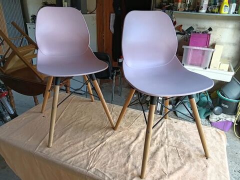 2 CHAISES COQUE PLASTIQUE ET PIEDS EN BOIS 30 Saint-Jean-du-Cardonnay (76)
