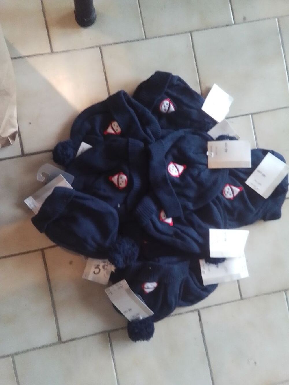 lot de 45 bonnets pour b&eacute;b&eacute;, neufs avec &eacute;tiquettes.
Vêtements