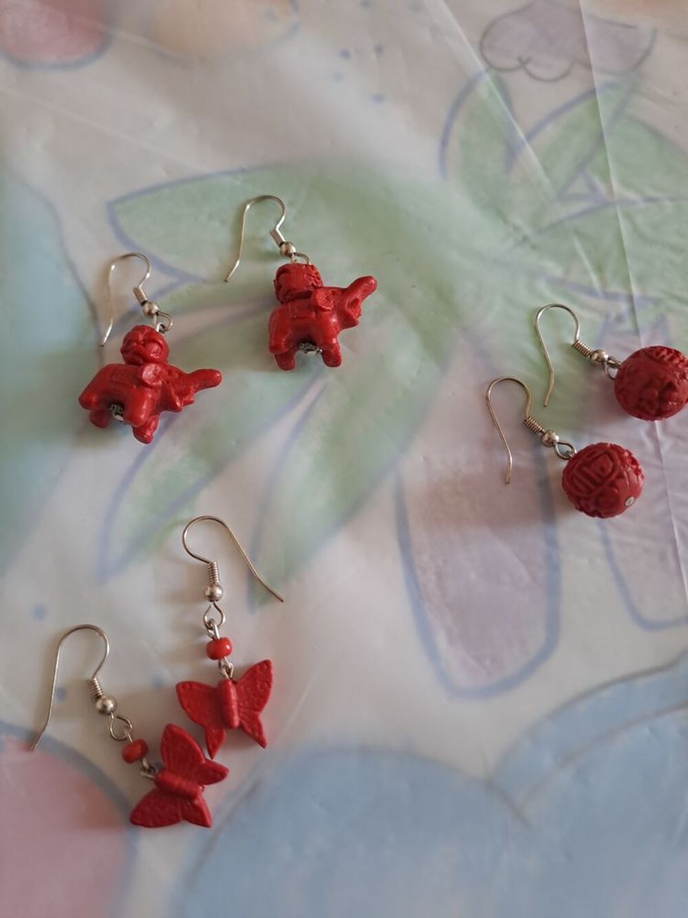 Lot de boucles d'oreilles en cinabre Bijoux et montres