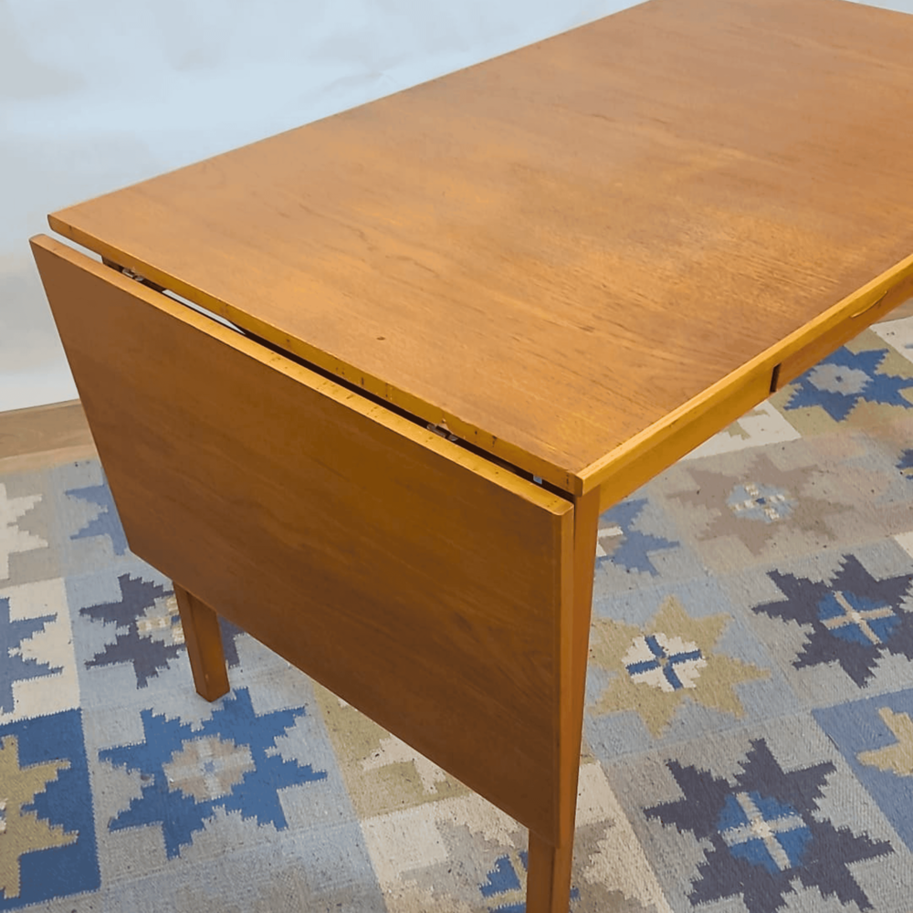 Table &agrave; manger scandinave avec rallonge estampill&eacute;e Garnas Meubles