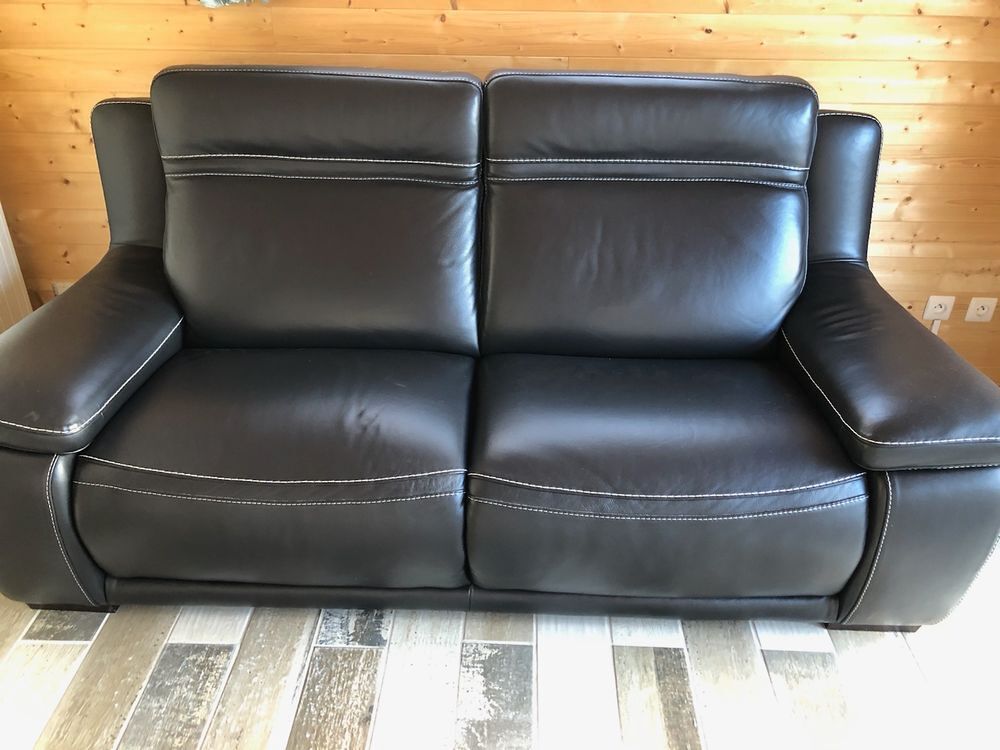 Canap&eacute; cuir noir avec coutures blanches 
Etat neuf Meubles
