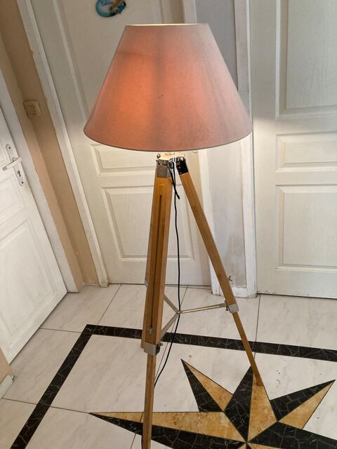 beau lampadaire -bon etat Saint-Paul-de-Vence (06)
