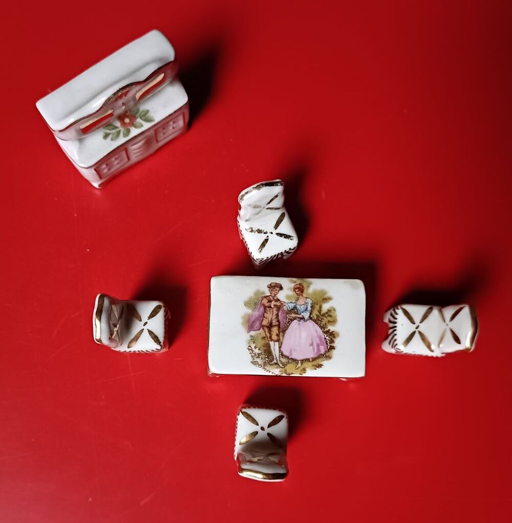 
Salle &agrave; manger miniature, porcelaine de Limoges, (table, 4 Décoration