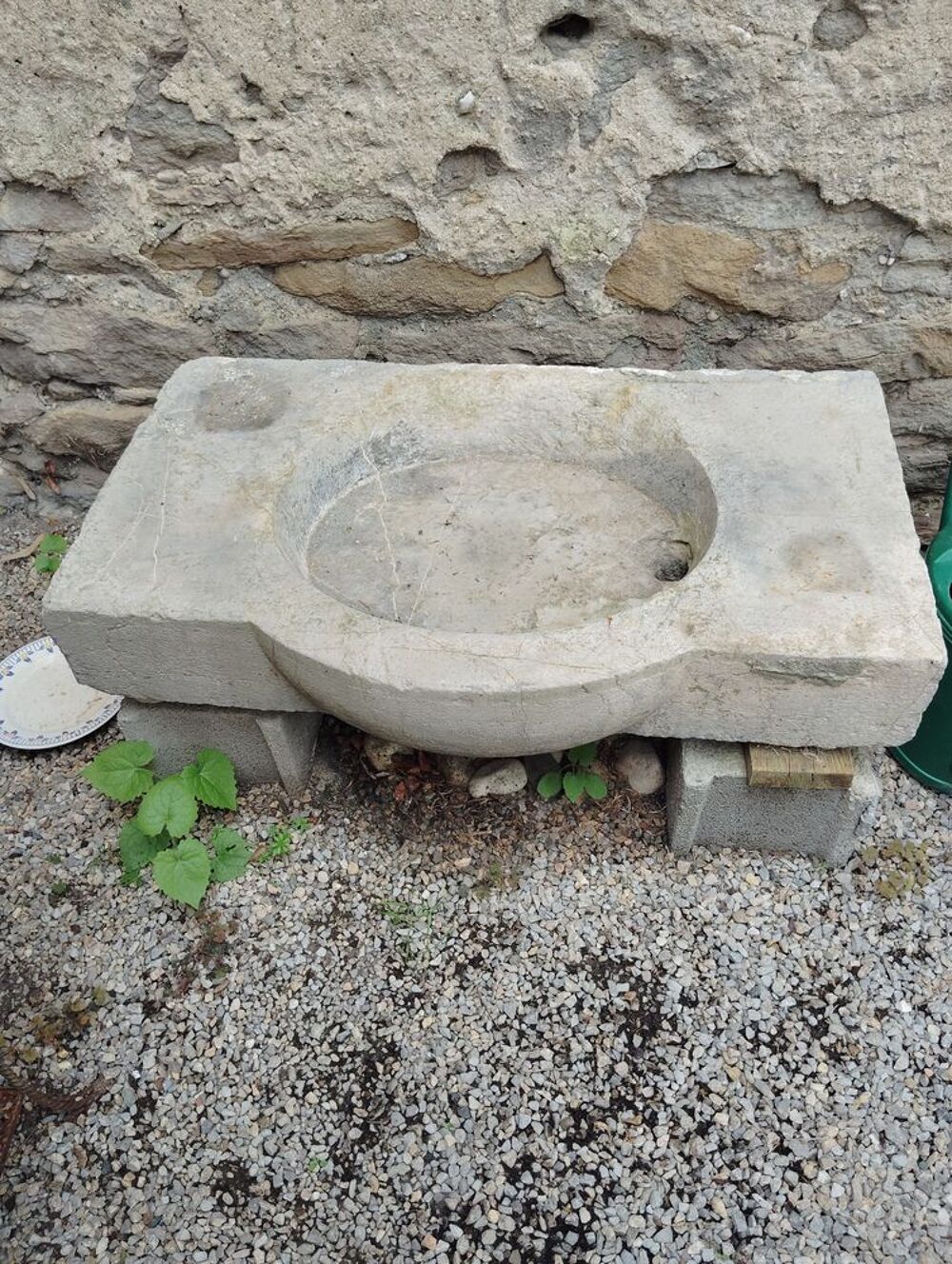 Ancien &eacute;vier en pierre Jardin
