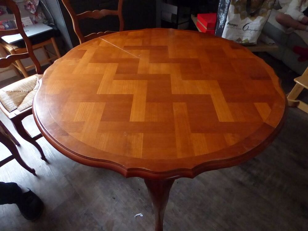 Table + 2 rallonges + 6 chaises (&agrave; nettoyer/revernir) Meubles